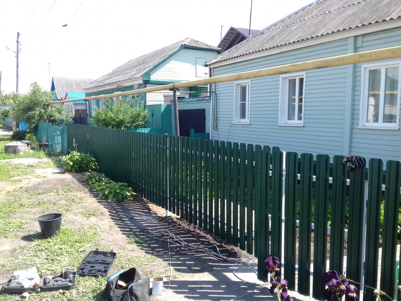 Комбинированный забор 25м штакетник и профлист, ворота, калитка фото в Кызыле