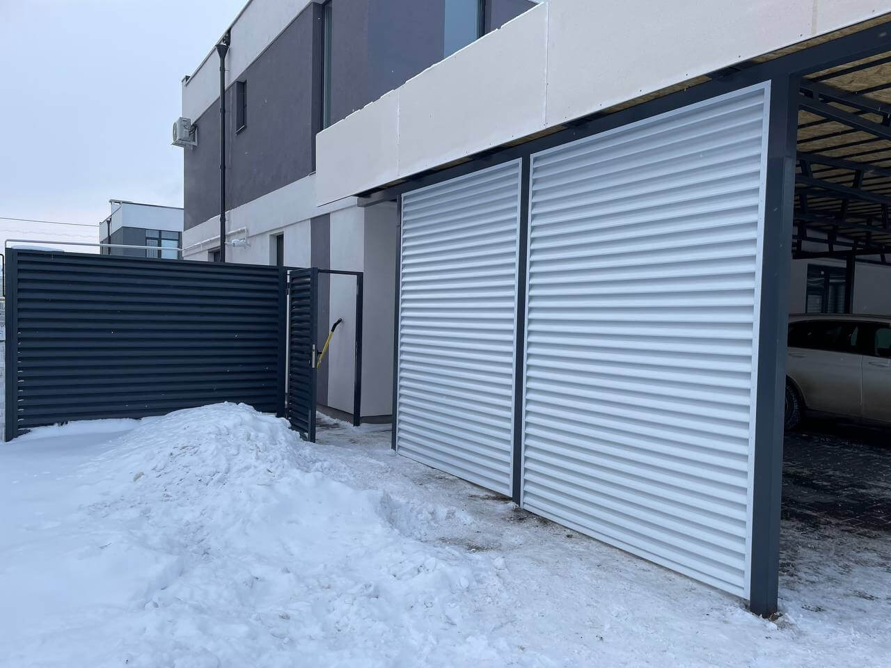 Парковочное место из ламелей Еврожалюзи RAL9003/9003 Белый двусторонний фото 1 в Кызыле