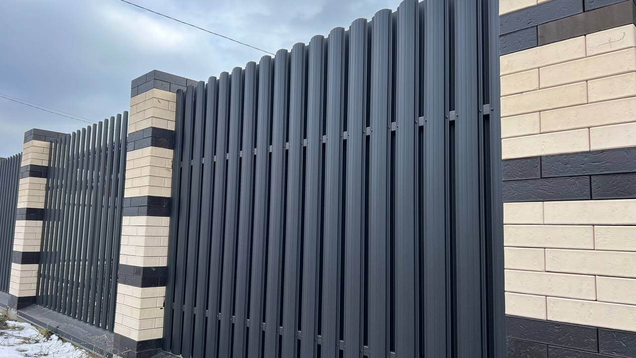 Забор из металлического штакетника RAL9005 Черный МАТТЕ фото 4 в Кызыле