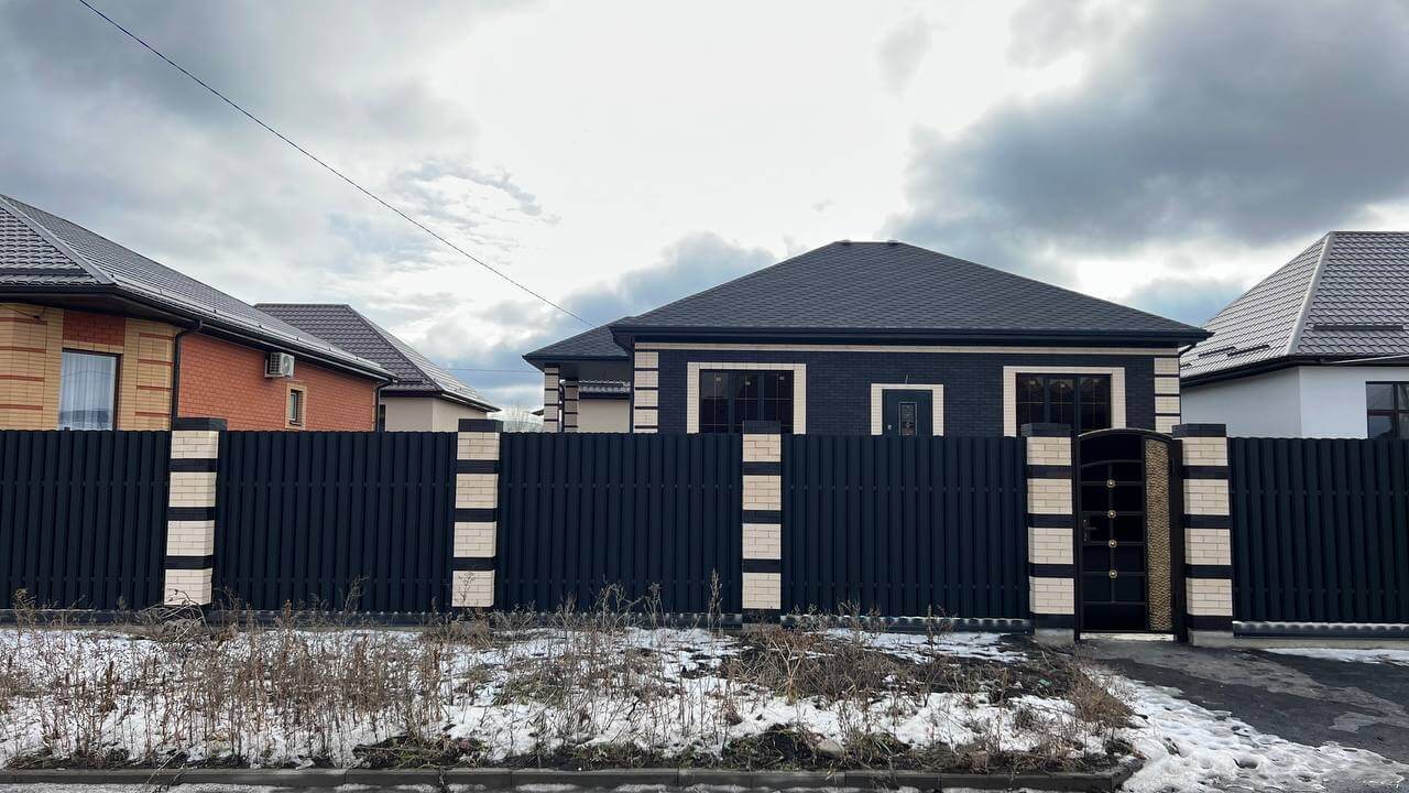 Забор из металлического штакетника RAL9005 Черный МАТТЕ фото 3 в Кызыле