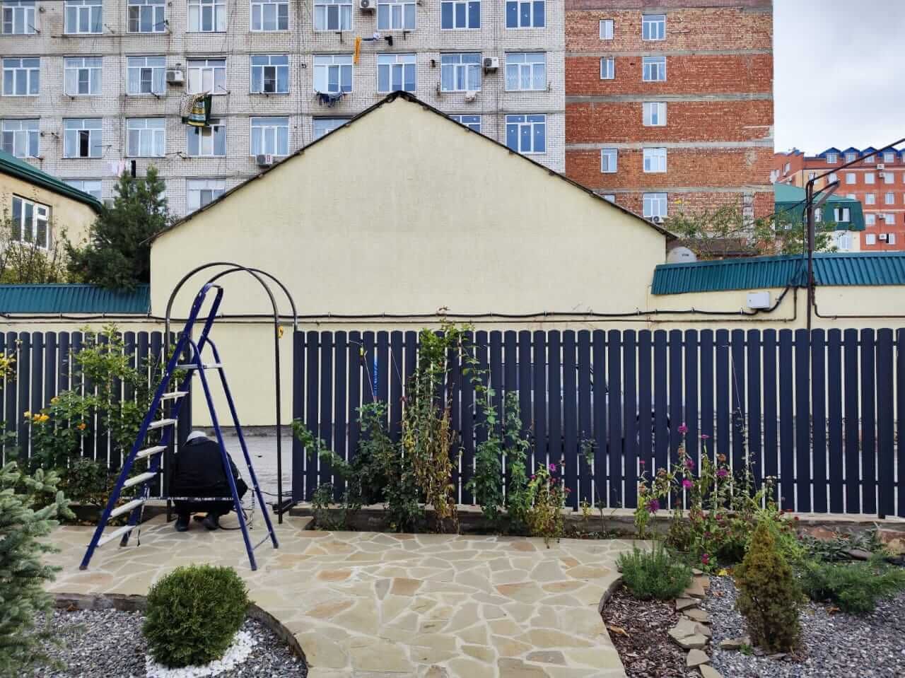 Забор из металлоштакетника RAL7024/7024 Серый Графит двусторонний матовый фото 4 в Кызыле