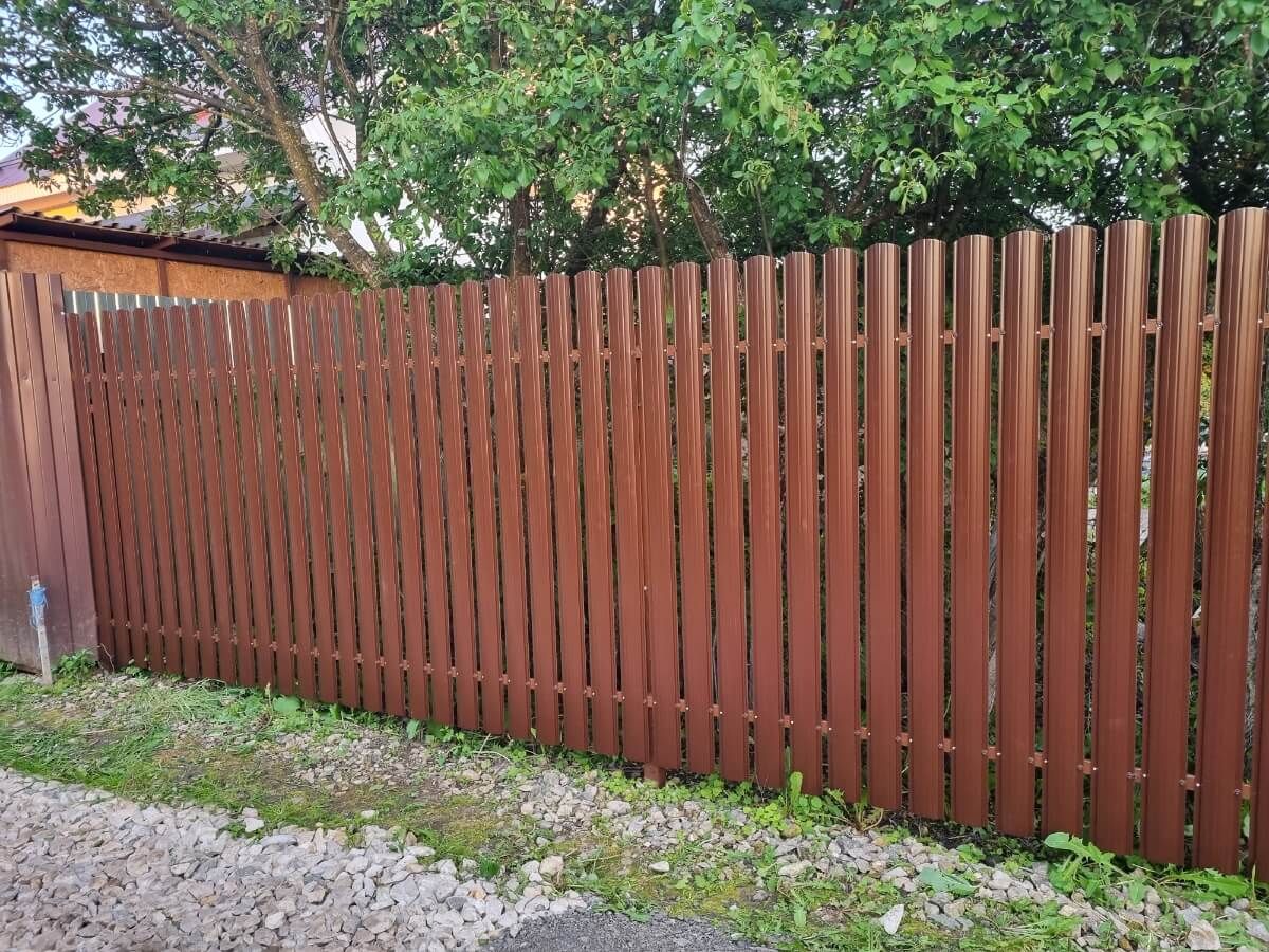 Забор из полукруглого штакетника 16м RAL8017/RAL8017 Шоколад 2-х сторонний в Кызыле
