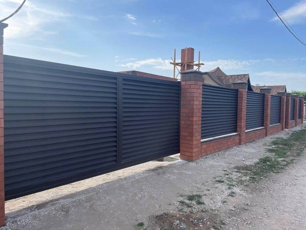 Забор из ламелей еврожалюзи 21м RAL8019/8019 Темный Шоколад МАТТЕ двухсторонний в Кызыле
