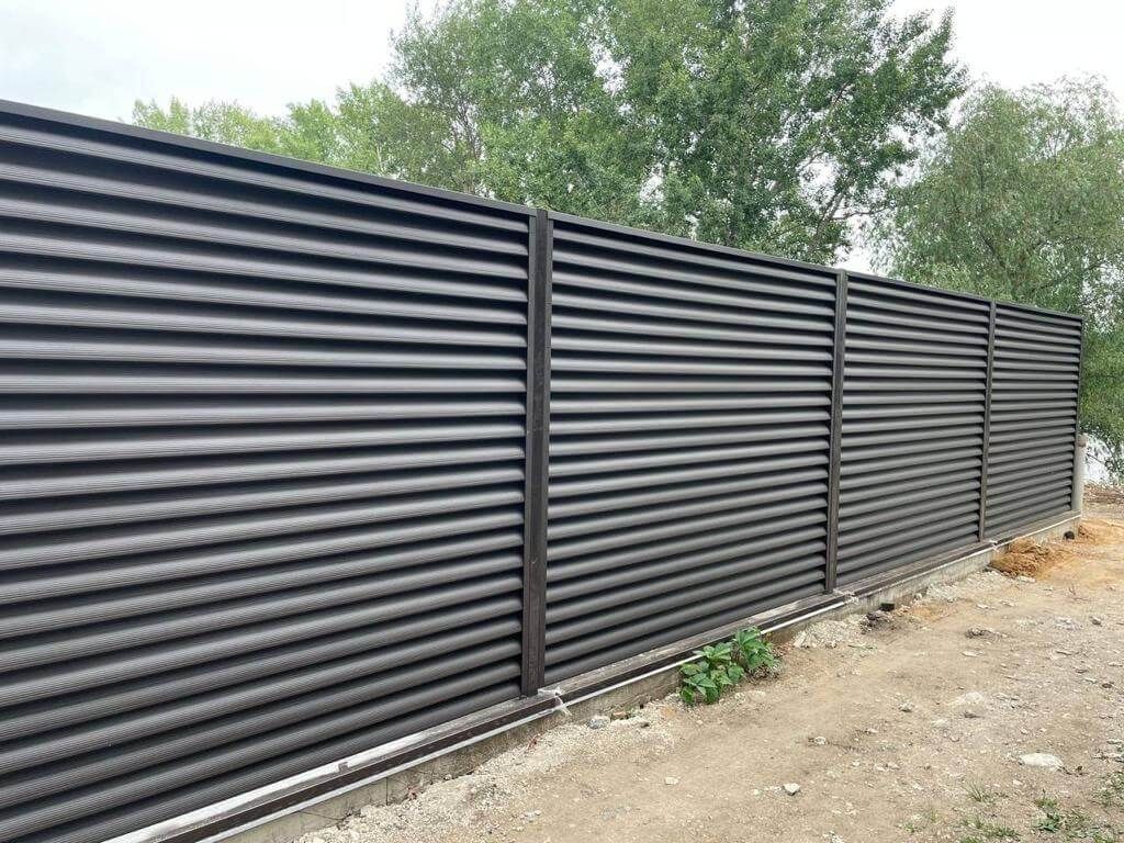 Забор-жалюзи с ламелями еврожалюзи 29м RAL8019/8019 Темный Шоколад МАТТЕ двухсторонний фото 2 в Кызыле