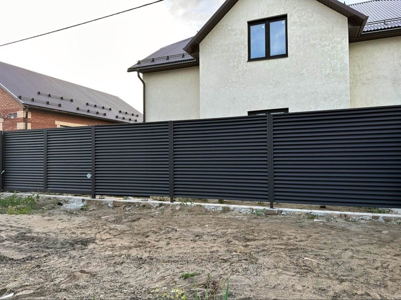 Забор с ламелями еврожалюзи 18м RAL8019/8019 Темный Шоколад МАТТЕ двусторонний фото 1 в Кызыле