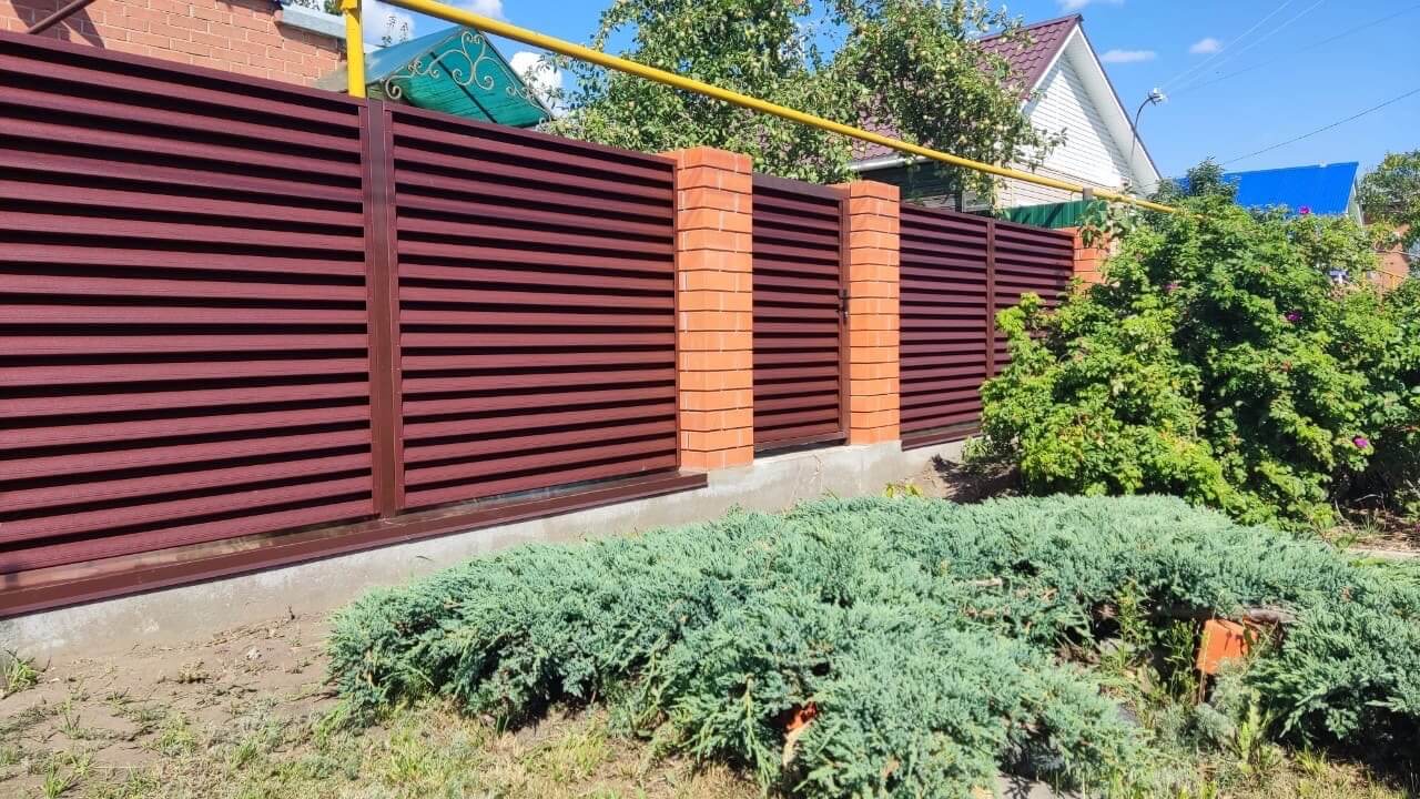 Забор-жалюзи из ламелей Еврожалюзи 20м RAL8017 Шоколад фото 1 в Кызыле