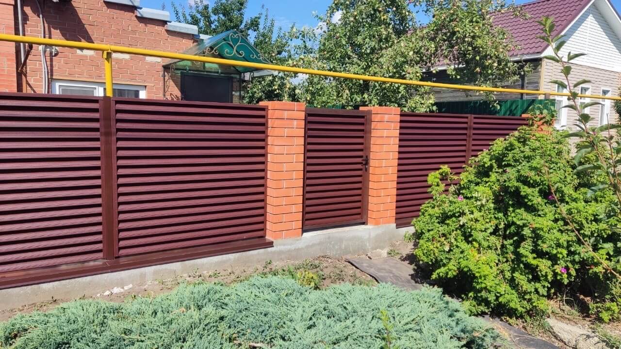 Забор-жалюзи из ламелей Еврожалюзи 20м RAL8017 Шоколад в Кызыле