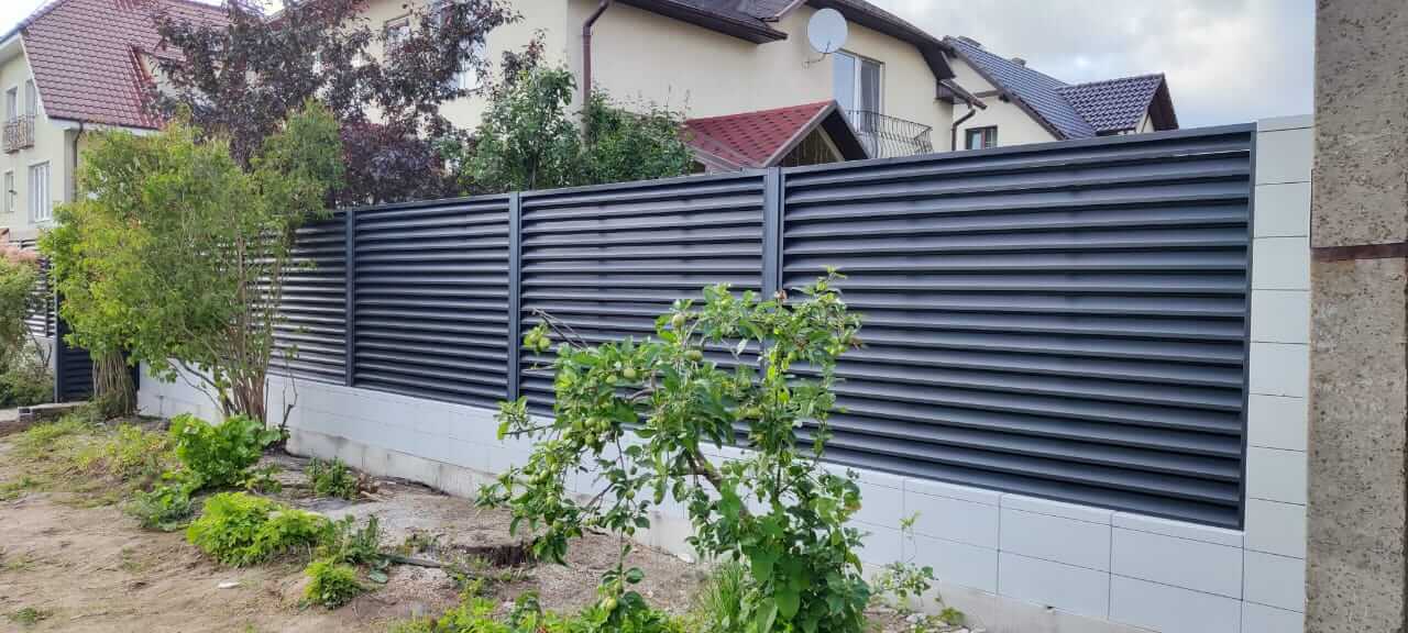 Забор-жалюзи из ламелей ЭКО-Z 17м RAL7024 Серый Графит фото 6 в Кызыле
