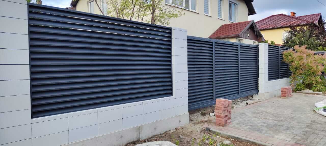 Забор-жалюзи из ламелей ЭКО-Z 17м RAL7024 Серый Графит фото 2 в Кызыле