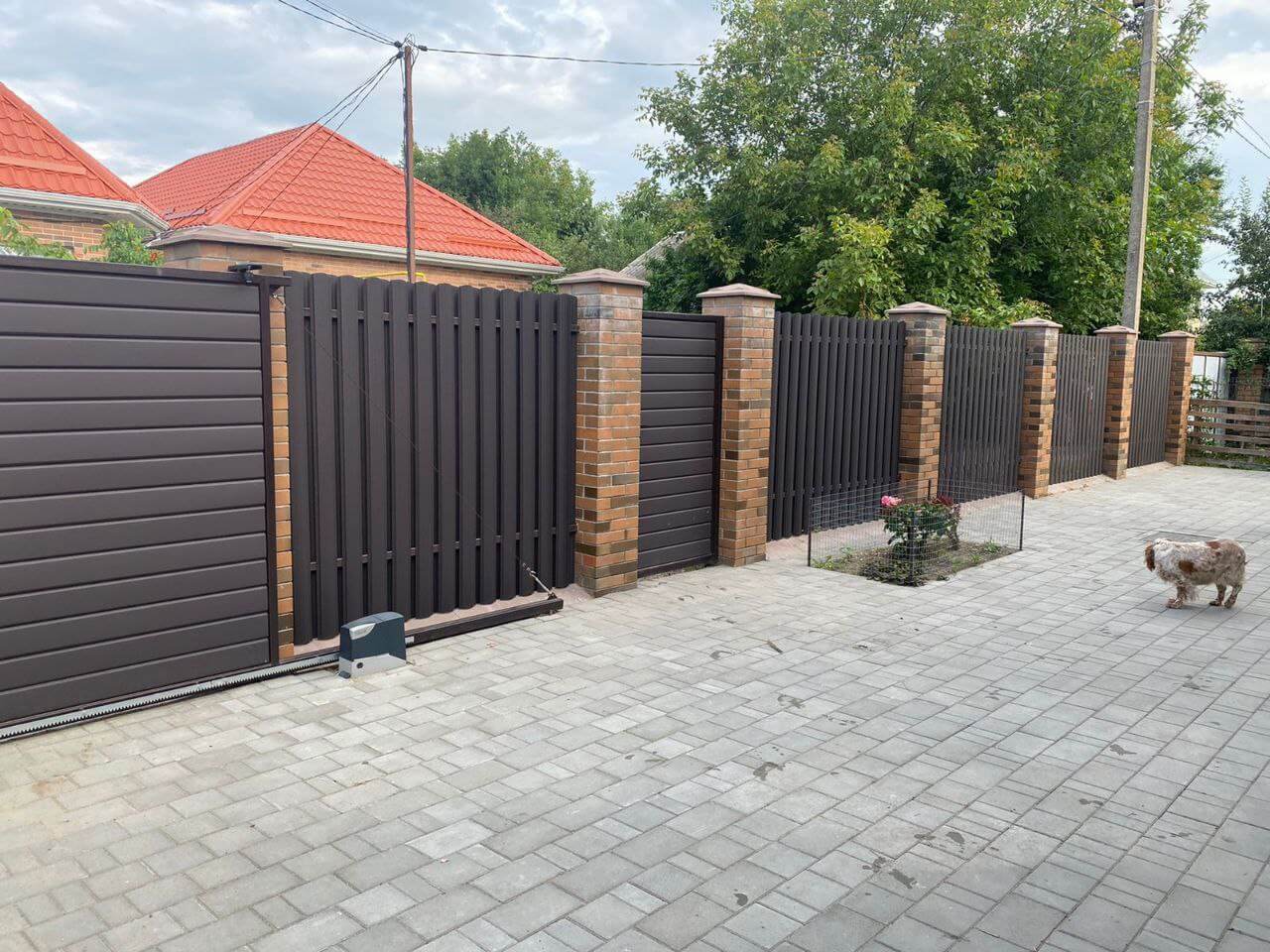 Забор из штакетника полукруглого 22м RAL8019 Темный Шоколад МАТТЕ фото 2 в Кызыле