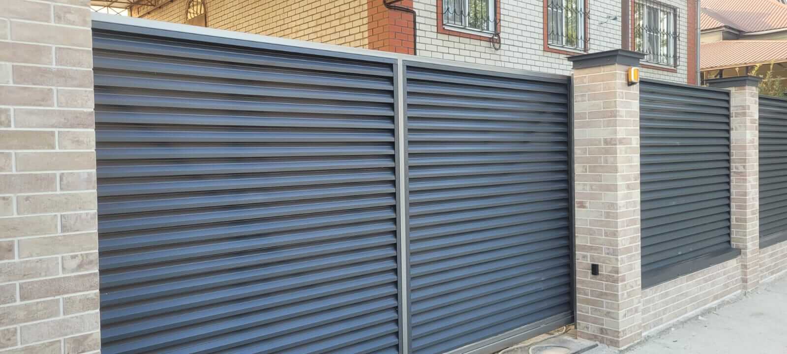 Забор-жалюзи с ламелями ЭКО-Z US усиленные 20м RAL7024/7024 Серый Графит двусторонний МАТТЕ фото 9 в Кызыле