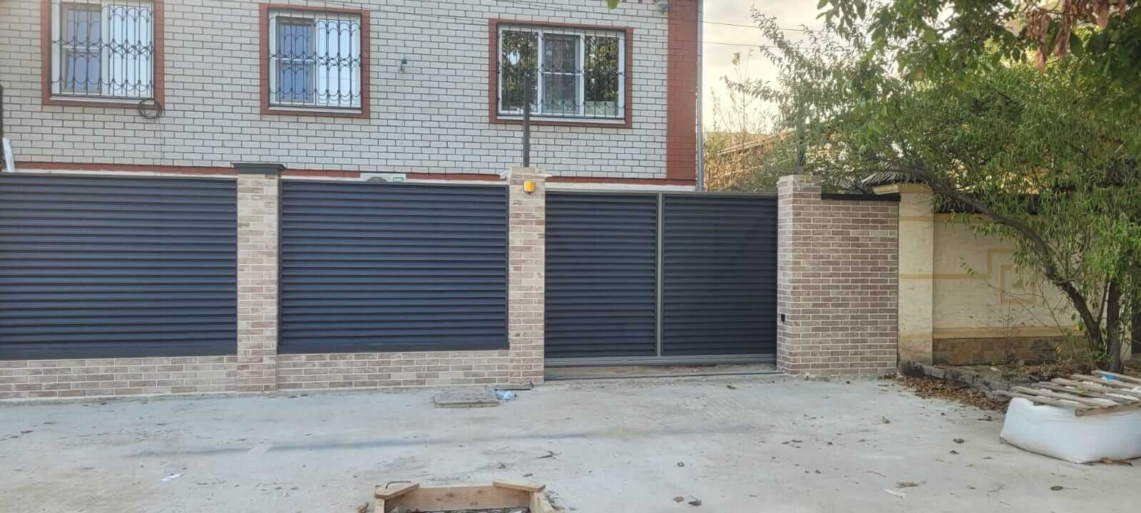 Забор-жалюзи с ламелями ЭКО-Z US усиленные 20м RAL7024/7024 Серый Графит двусторонний МАТТЕ фото 2 в Кызыле