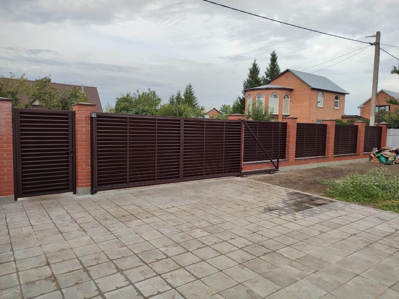 Забор из ламелей Еврожалюзи 28м RAL8017/8017 Шоколад двусторонний фото 3 в Кызыле