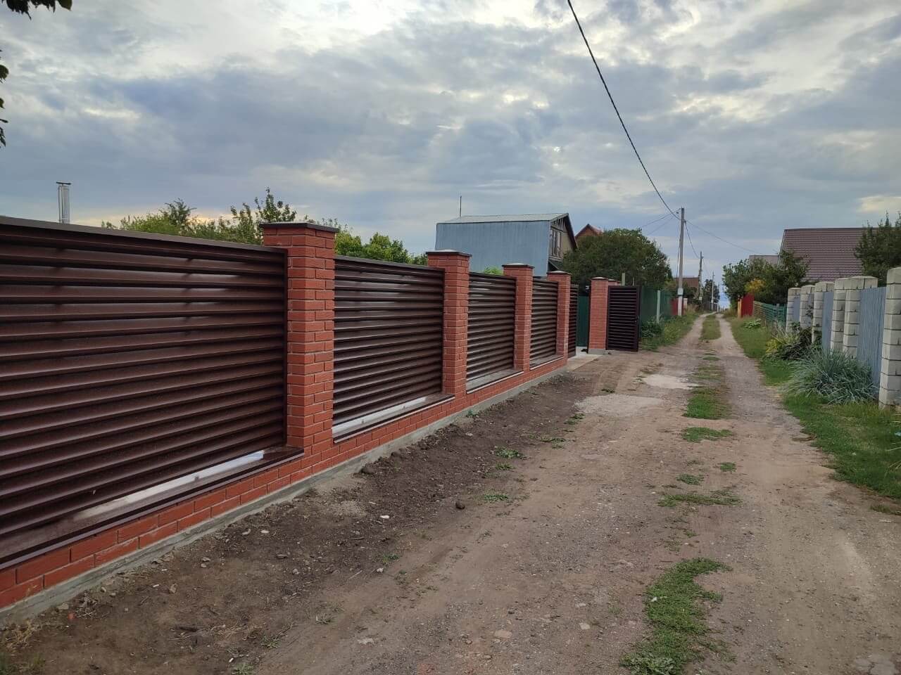 Забор из ламелей Еврожалюзи 28м RAL8017/8017 Шоколад двусторонний фото 2 в Кызыле