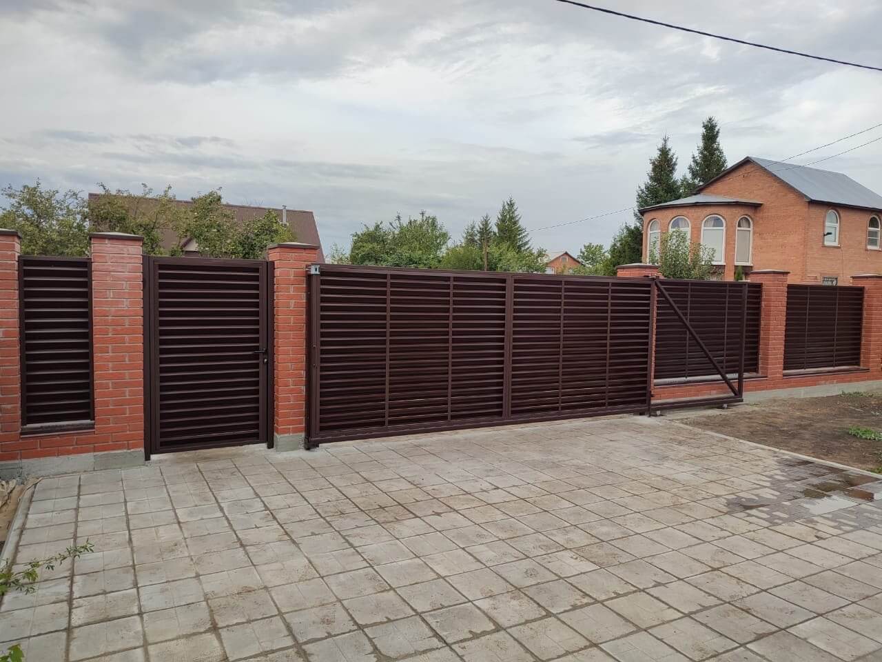 Забор из ламелей Еврожалюзи 28м RAL8017/8017 Шоколад двусторонний в Кызыле