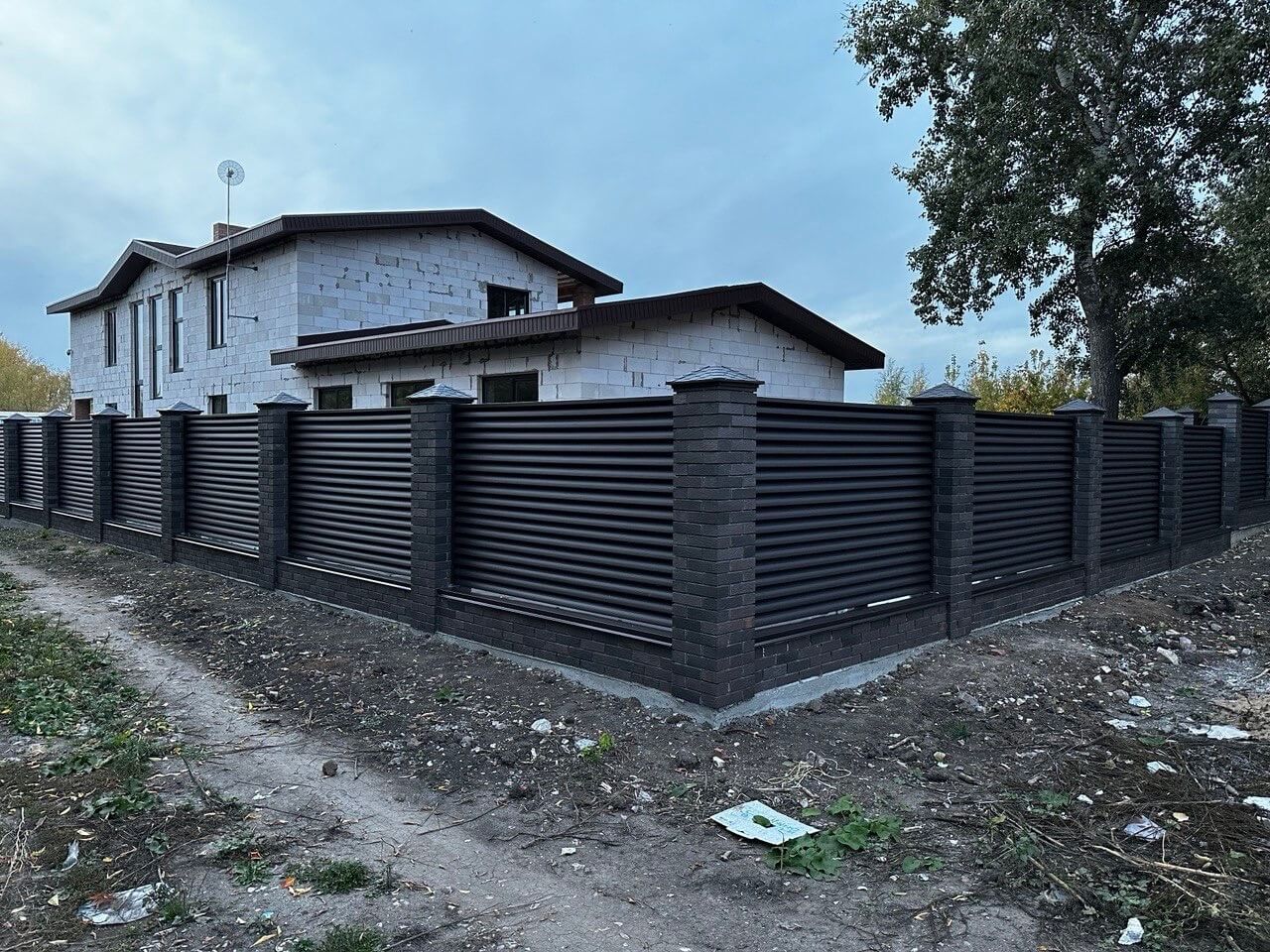 Забор из ламелей Еврожалюзи 38м RAL8019/8019 Темный Шоколад двусторонний MATTE фото 2 в Кызыле