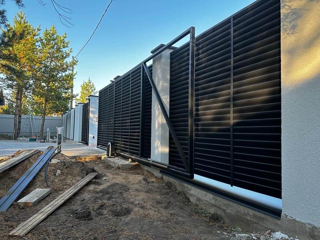 Забор-жалюзи 18м RAL9005/9005 Черный двухсторонний МАТТЕ фото 1 в Кызыле