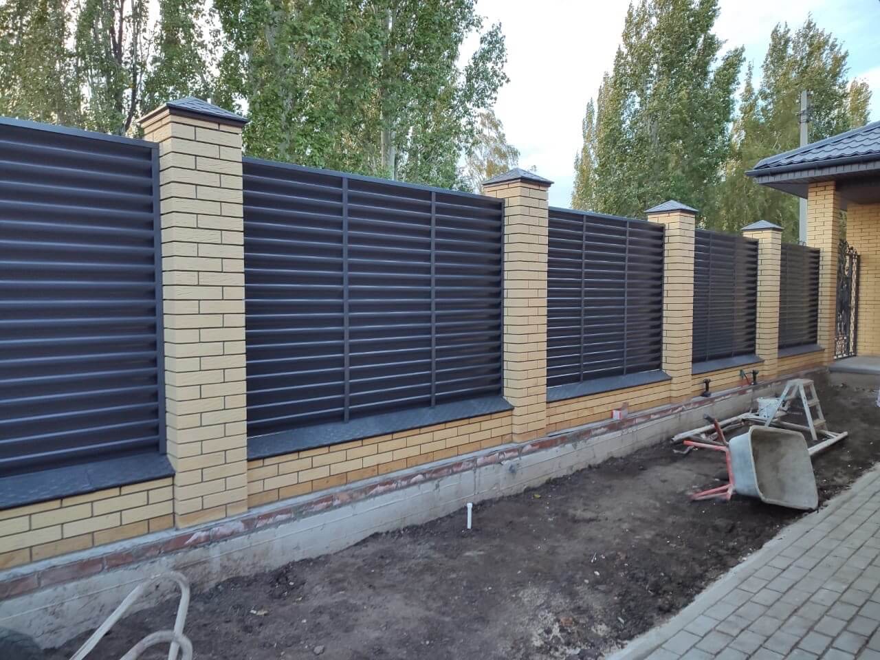 Забор-жалюзи с ламелями Еврожалюзи 16м RAL7024/7024 Серый Графит двусторонний фото 3 в Кызыле
