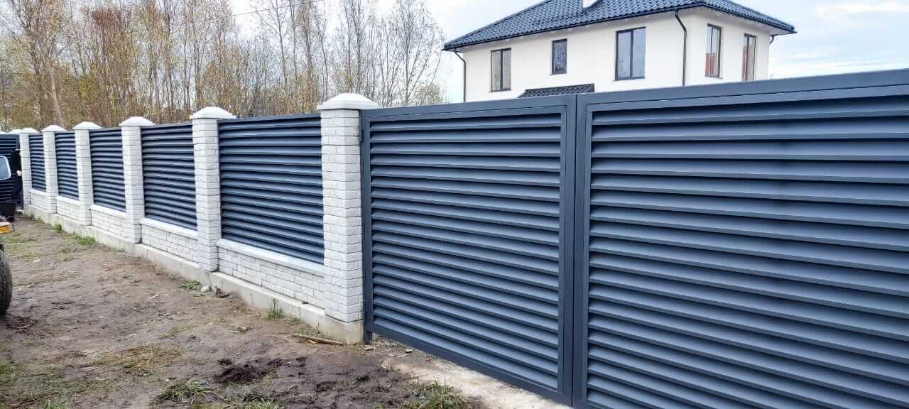 Забор-жалюзи из ламелей ЭКО-Z 32м RAL7024 Серый Графит МАТТЕ фото 5 в Кызыле