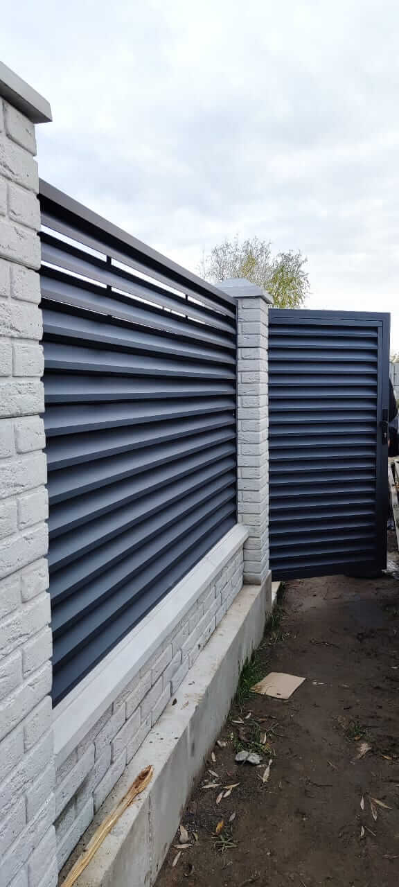 Забор-жалюзи из ламелей ЭКО-Z 32м RAL7024 Серый Графит МАТТЕ фото 4 в Кызыле