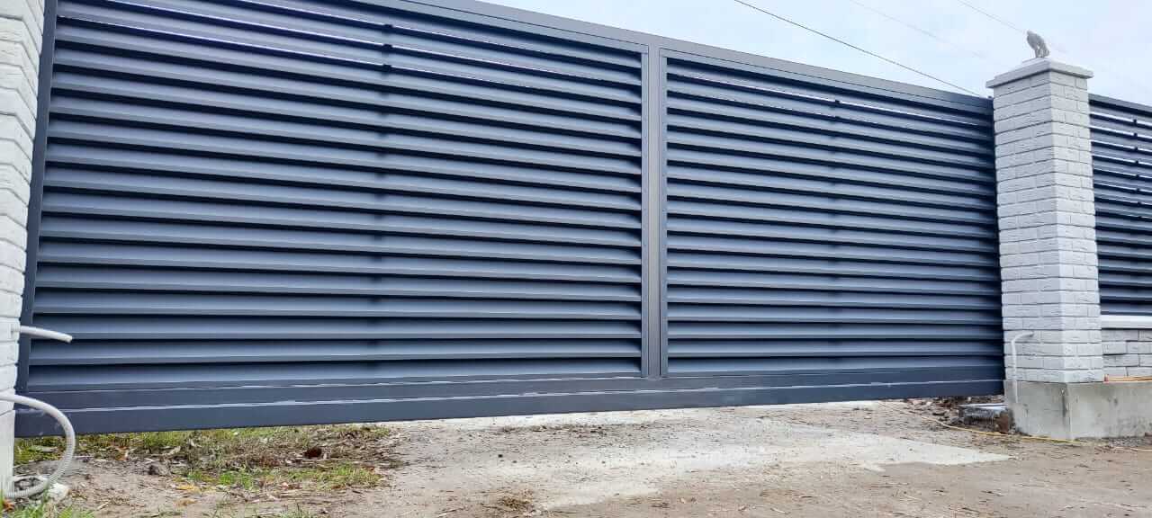 Забор-жалюзи из ламелей ЭКО-Z 32м RAL7024 Серый Графит МАТТЕ фото 3 в Кызыле