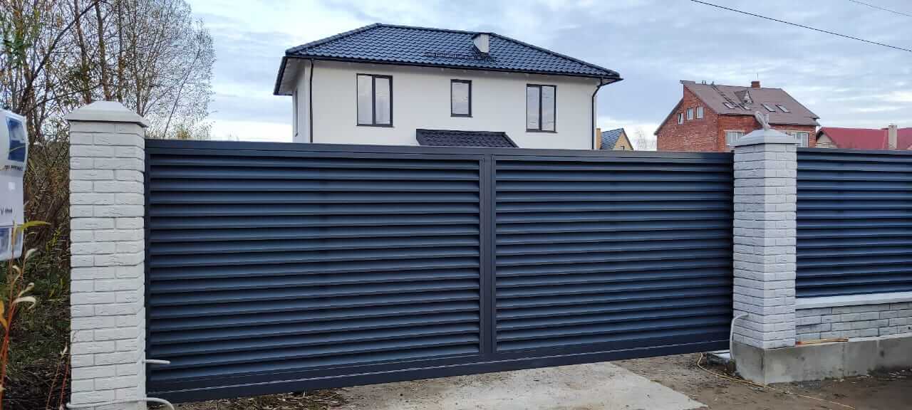 Забор-жалюзи из ламелей ЭКО-Z 32м RAL7024 Серый Графит МАТТЕ фото 2 в Кызыле