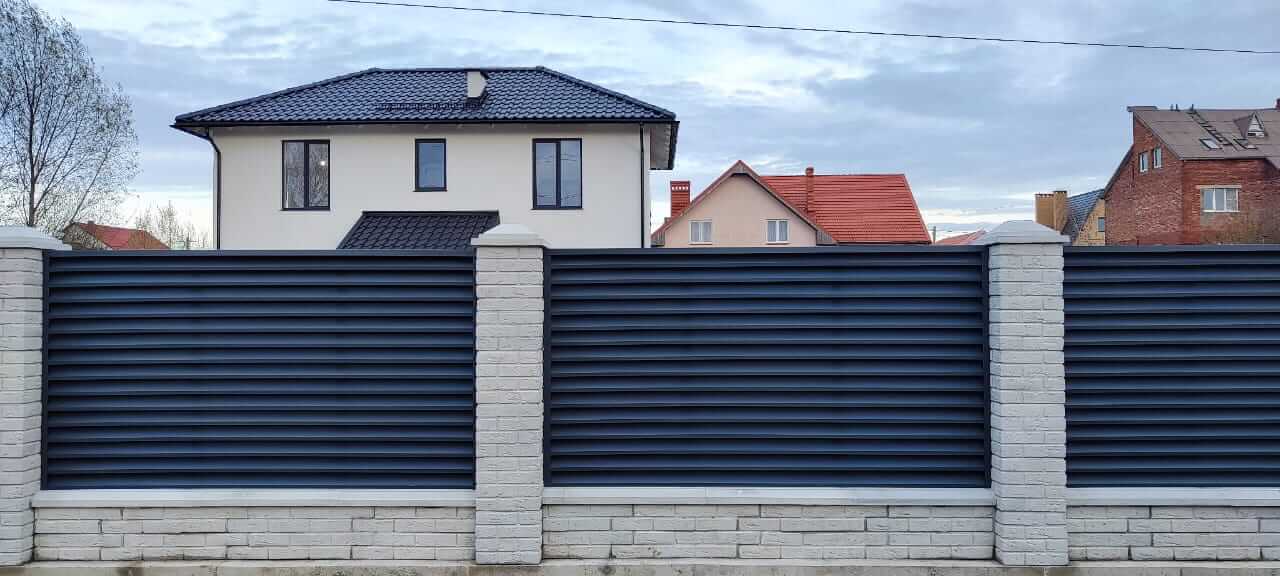 Забор-жалюзи из ламелей ЭКО-Z 32м RAL7024 Серый Графит МАТТЕ в Кызыле