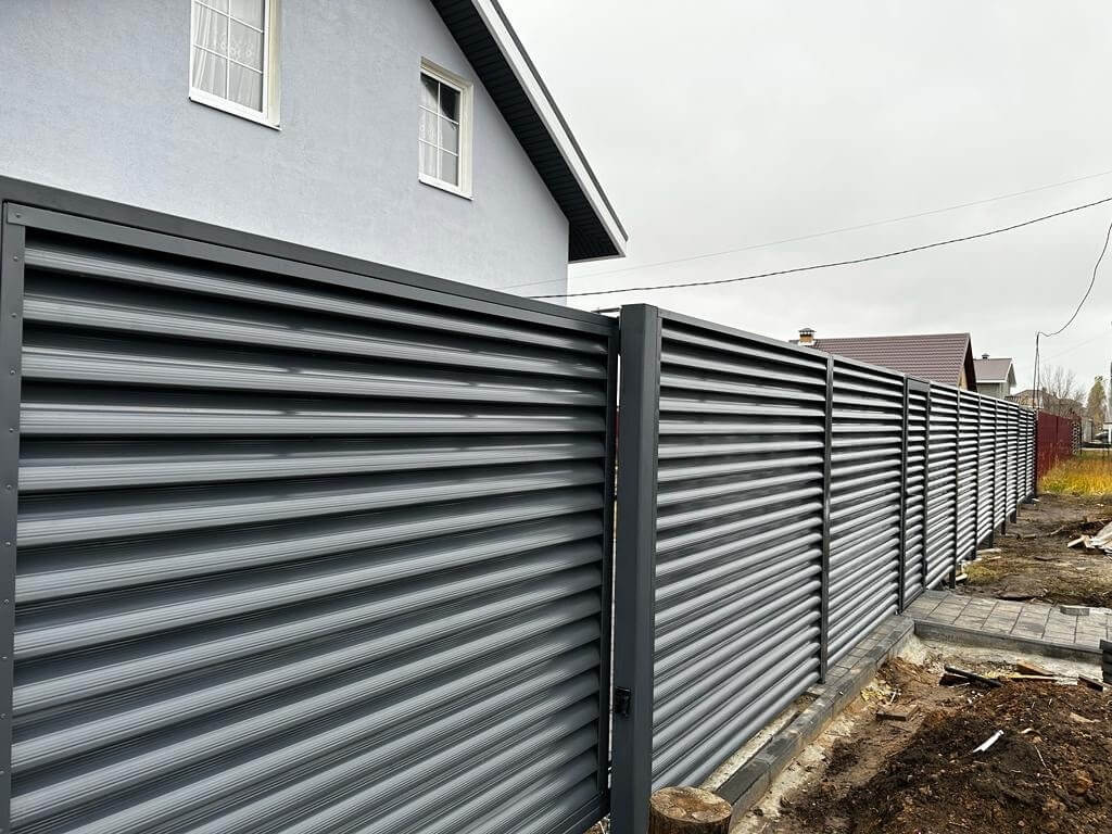 Забор-жалюзи из ламелей Еврожалюзи 28м RAL7024/7024 Серый Графит двусторонний фото 4 в Кызыле
