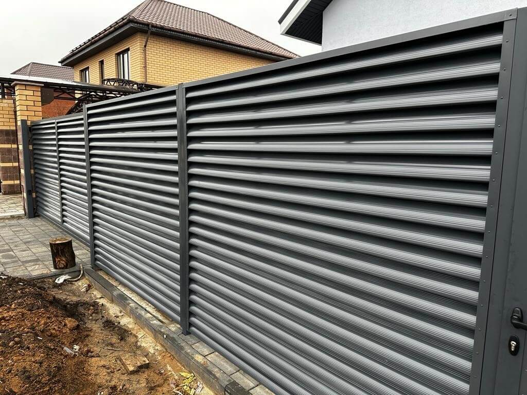 Забор-жалюзи из ламелей Еврожалюзи 28м RAL7024/7024 Серый Графит двусторонний фото 2 в Кызыле