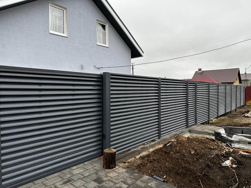 Забор-жалюзи из ламелей Еврожалюзи 28м RAL7024/7024 Серый Графит двусторонний в Кызыле