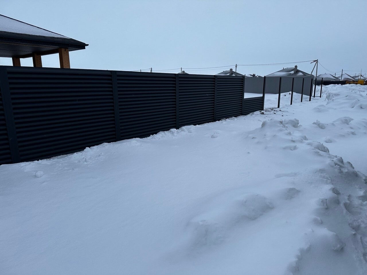 Забор-жалюзи из ламелей еврожалюзи 57м RAL7024 Серый Графит МАТТЕ фото 6 в Кызыле