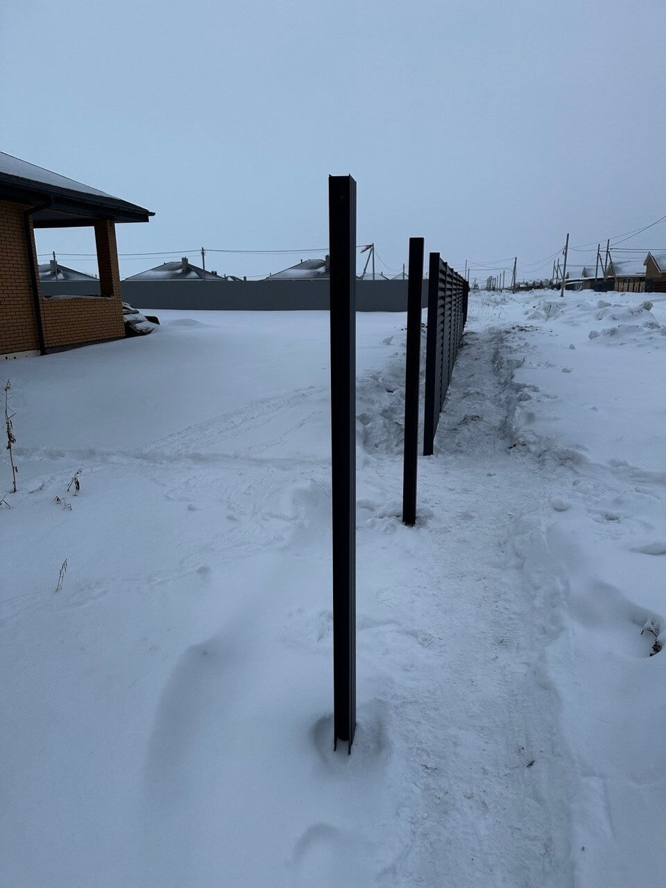 Забор-жалюзи из ламелей еврожалюзи 57м RAL7024 Серый Графит МАТТЕ фото 5 в Кызыле
