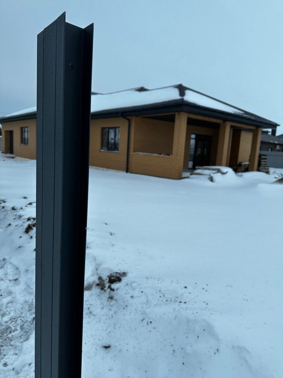 Забор-жалюзи из ламелей еврожалюзи 57м RAL7024 Серый Графит МАТТЕ фото 3 в Кызыле