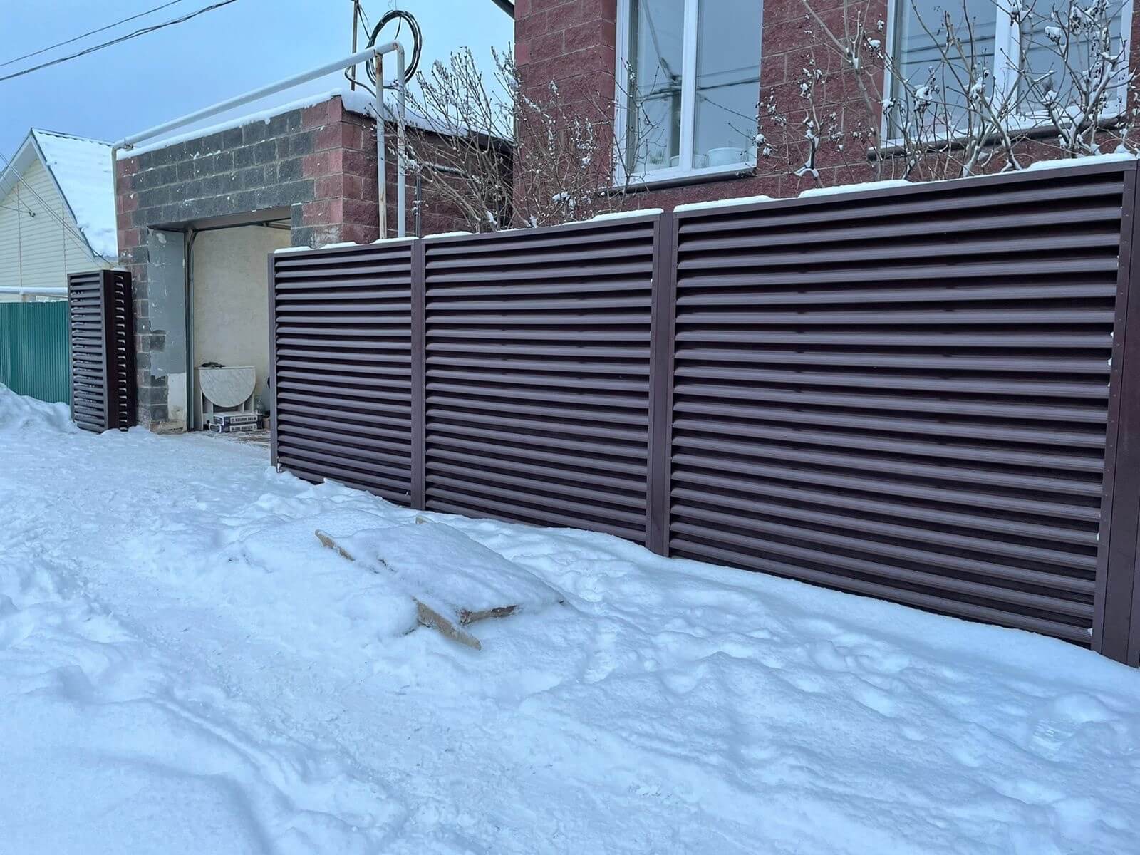 Забор из ламелей еврожалюзи 38м RAL8017/8017 Шоколад двусторонний фото 5 в Кызыле
