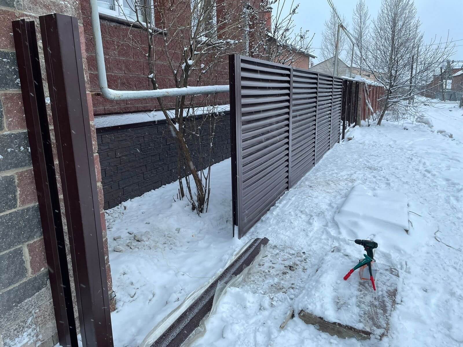 Забор из ламелей еврожалюзи 38м RAL8017/8017 Шоколад двусторонний фото 4 в Кызыле