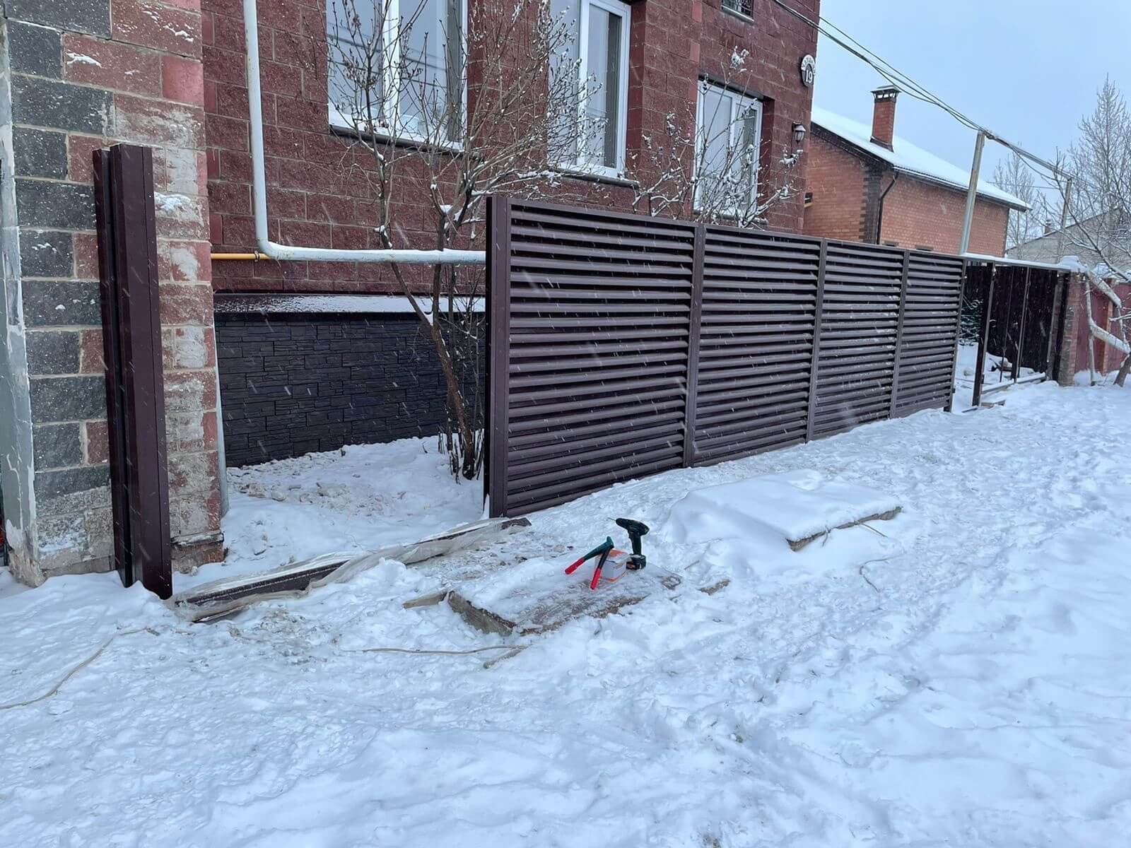 Забор из ламелей еврожалюзи 38м RAL8017/8017 Шоколад двусторонний фото 3 в Кызыле
