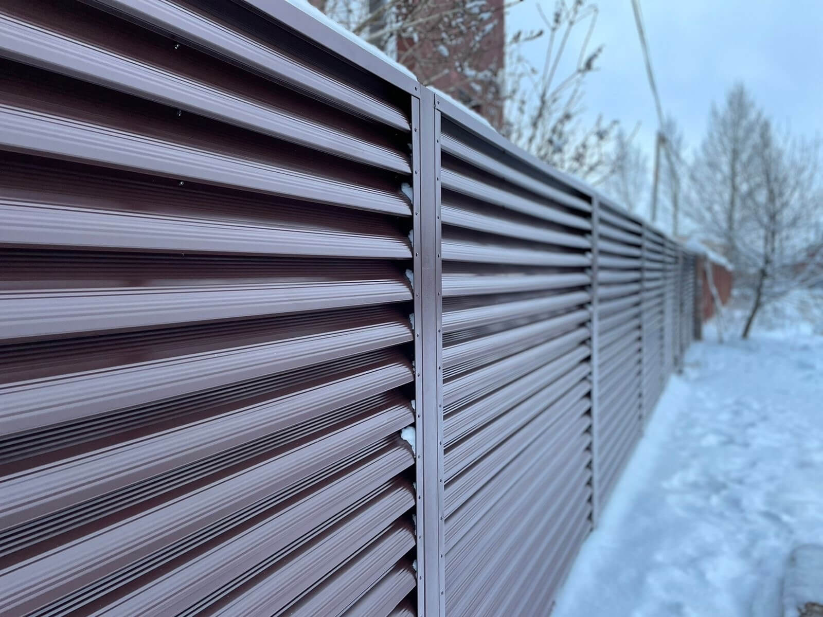 Забор из ламелей еврожалюзи 38м RAL8017/8017 Шоколад двусторонний фото 1 в Кызыле
