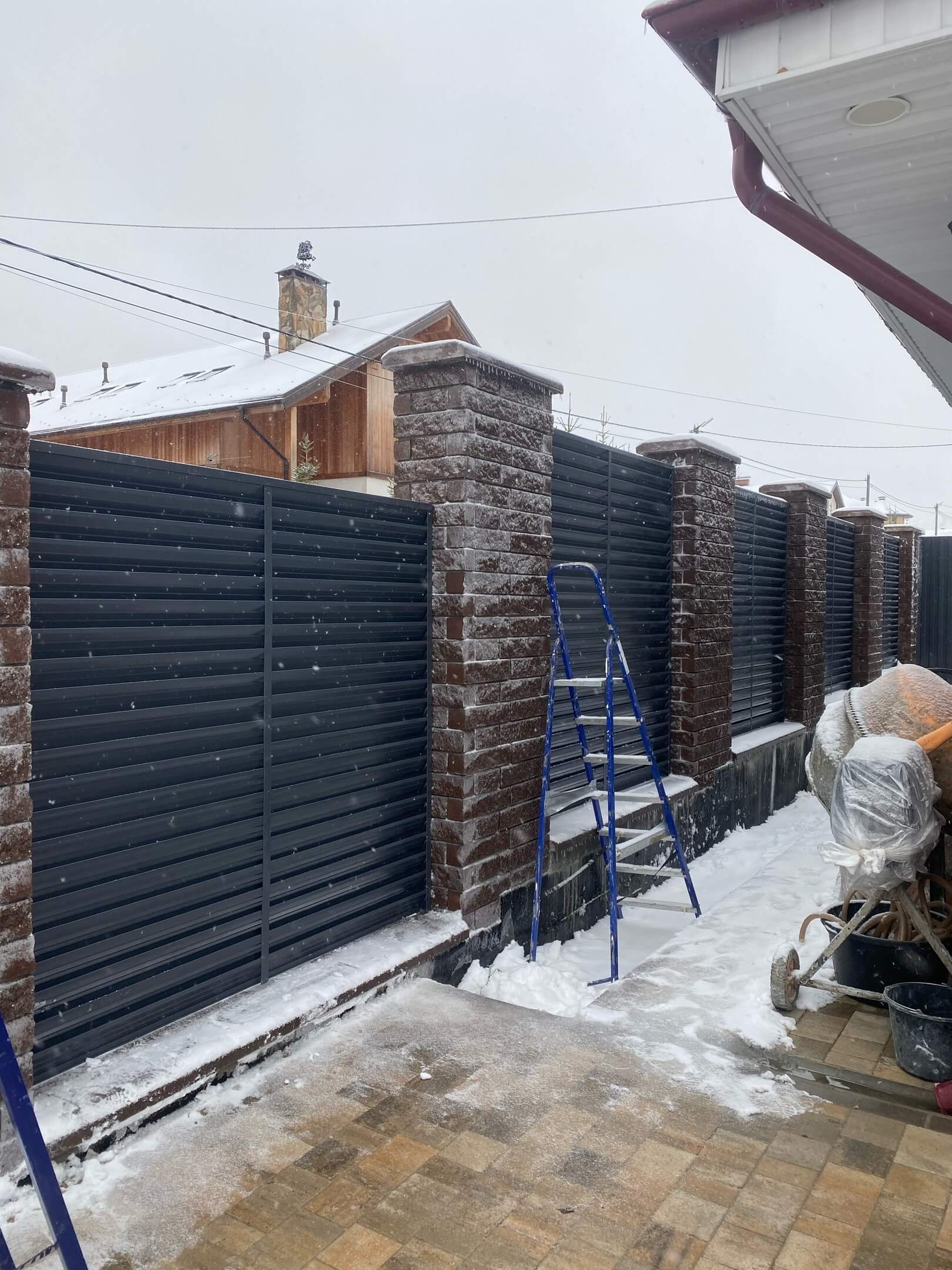 Забор-жалюзи из ламелей ЭКО-Z 44м RAL7024/7024 Серый Графит двусторонний фото 3 в Кызыле