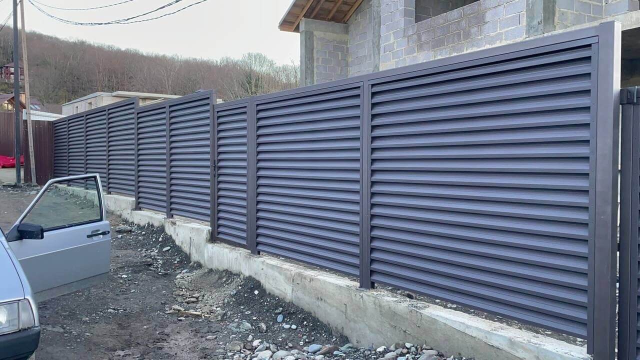 Забор-жалюзи из ламелей ЭКО-Z 54м RAL8019/8019 Темный Шоколад двусторонний в Кызыле