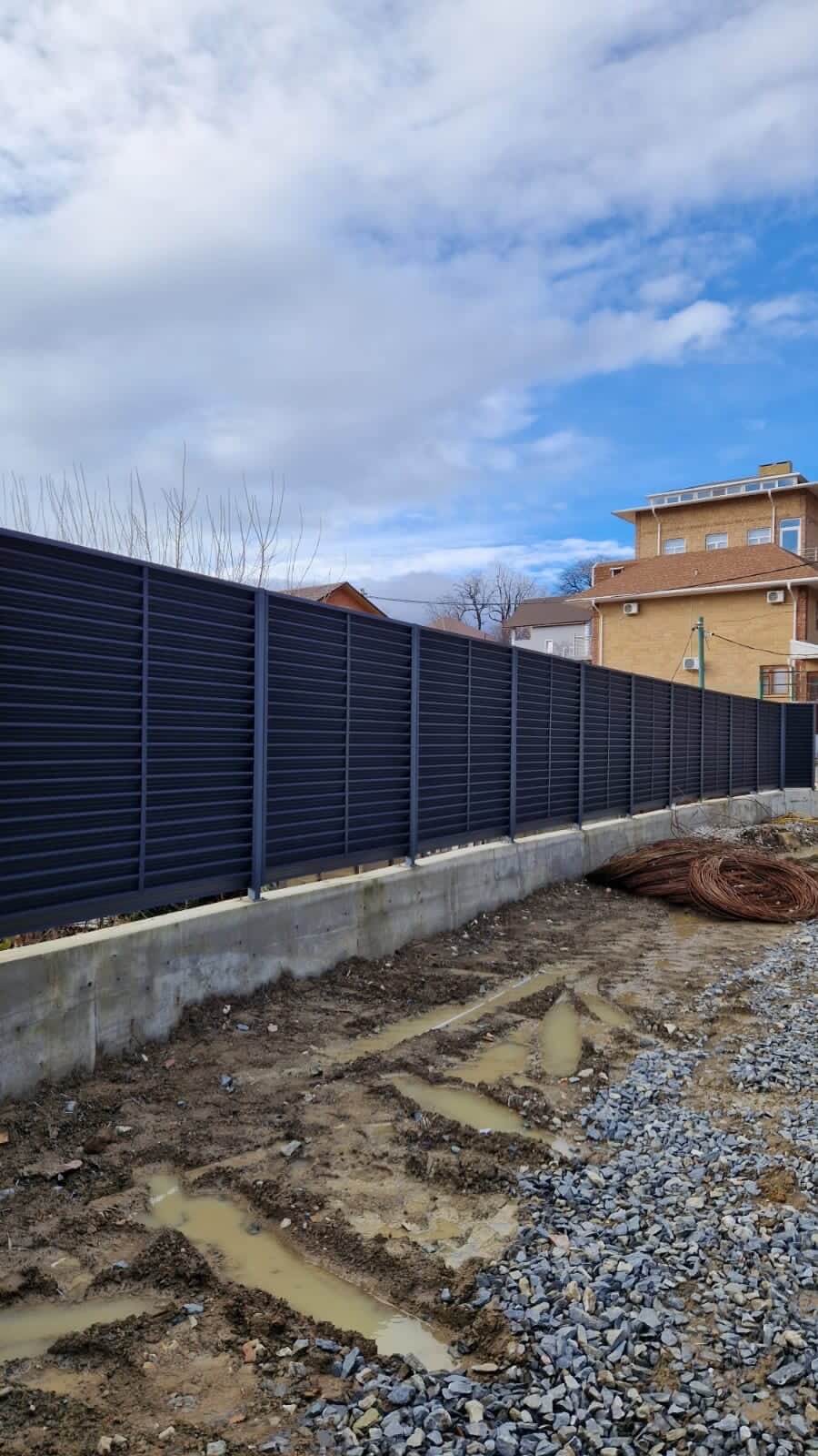 Забор-жалюзи из ламелей ЭКО-Z усиленных 87м RAL7024 Серый Графит матовый фото 6 в Кызыле