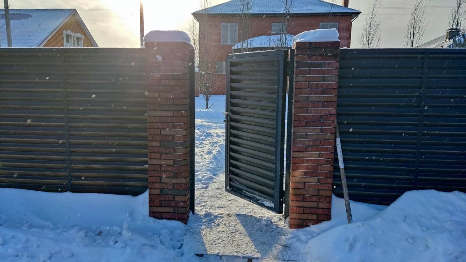 Забор-жалюзи с ламелями еврожалюзи 34м RAL7024/7024 Серый Графит двусторонний фото 3 в Кызыле