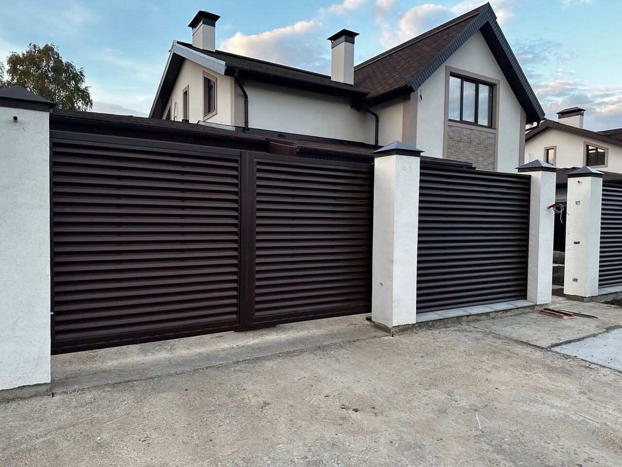Забор-жалюзи из ламелей Еврожалюзи 44м RAL8017/8017 Шоколад двусторонний фото 1 в Кызыле