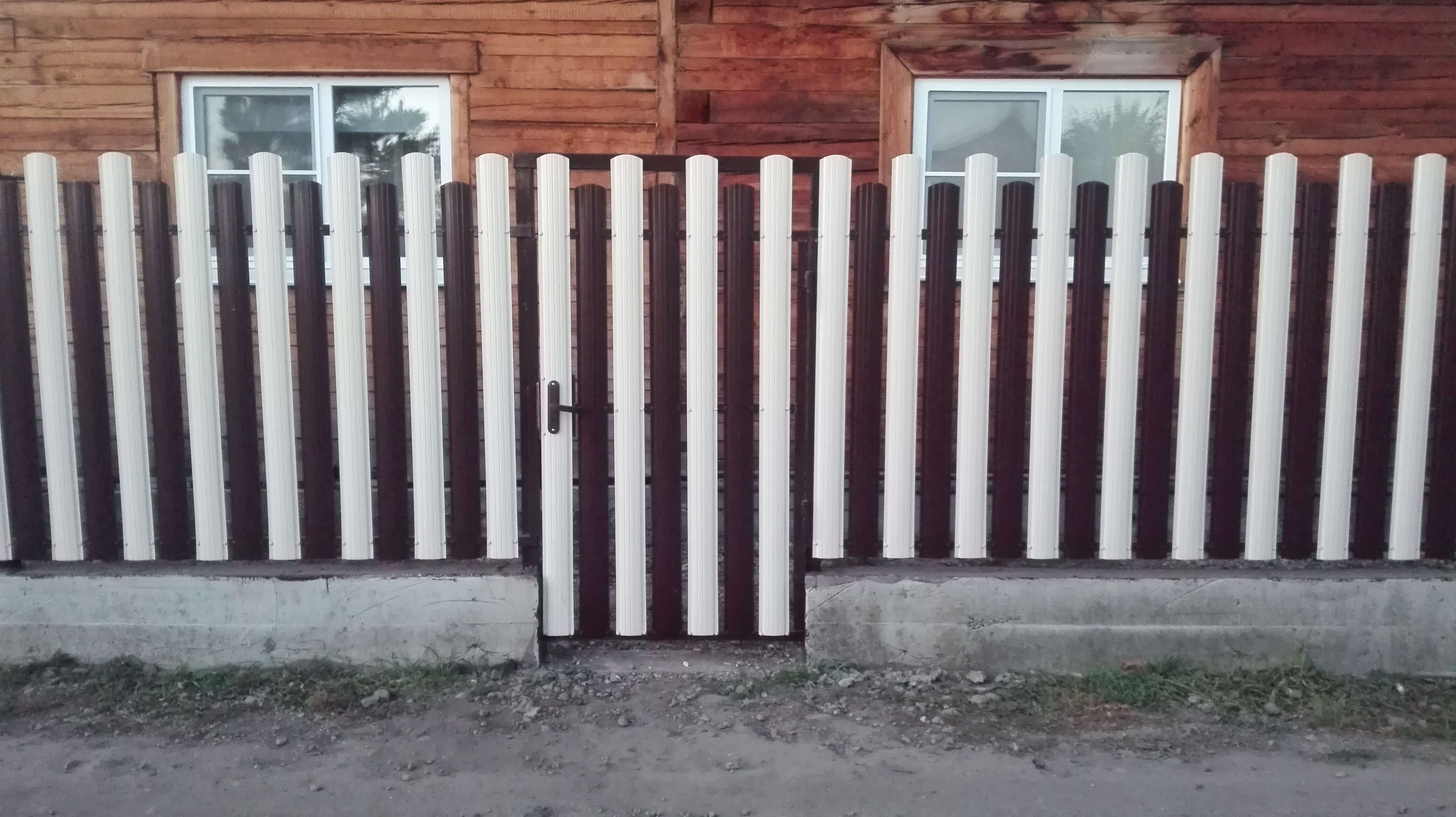 Двухцветный забор из евроштакетника 14м RAL8017 Шоколад + RAL9003 Белый в Кызыле