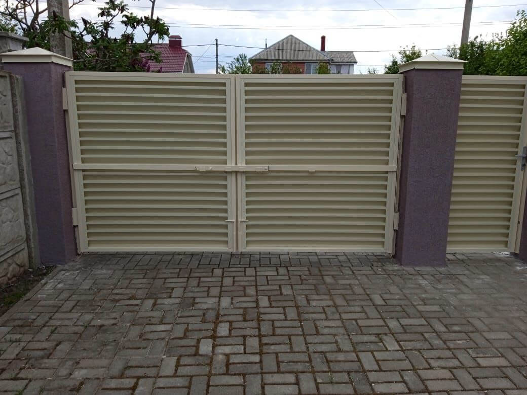Забор-жалюзи с ламелями ЭКО-Z 10м RAL1015 Слоновая Кость фото 4 в Кызыле