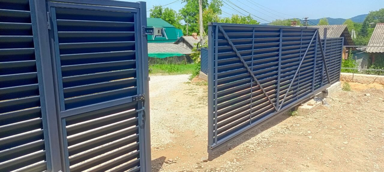 Забор-жалюзи из ламелей Еврожалюзи 53м RAL7024 Серый Графит МАТТЕ фото 16 в Кызыле