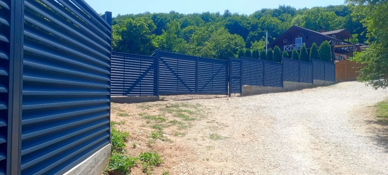 Забор-жалюзи из ламелей Еврожалюзи 53м RAL7024 Серый Графит МАТТЕ фото 8 в Кызыле