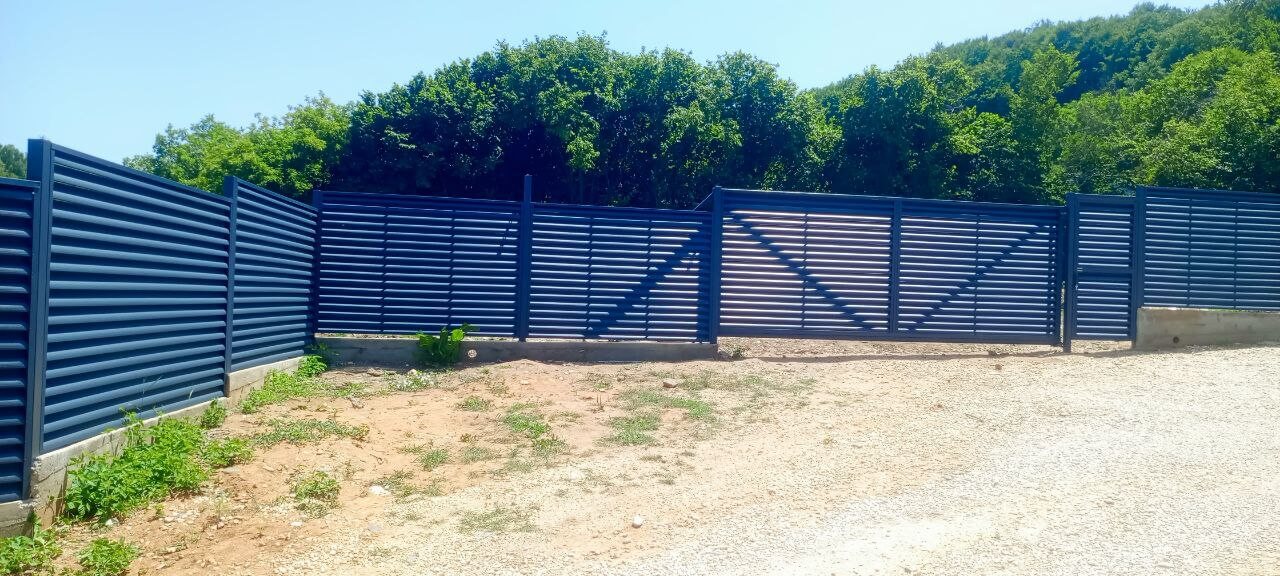 Забор-жалюзи из ламелей Еврожалюзи 53м RAL7024 Серый Графит МАТТЕ фото 7 в Кызыле