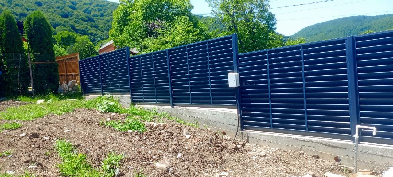 Забор-жалюзи из ламелей Еврожалюзи 53м RAL7024 Серый Графит МАТТЕ фото 3 в Кызыле