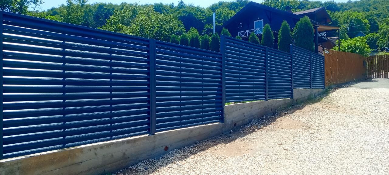 Забор-жалюзи из ламелей Еврожалюзи 53м RAL7024 Серый Графит МАТТЕ фото 12 в Кызыле