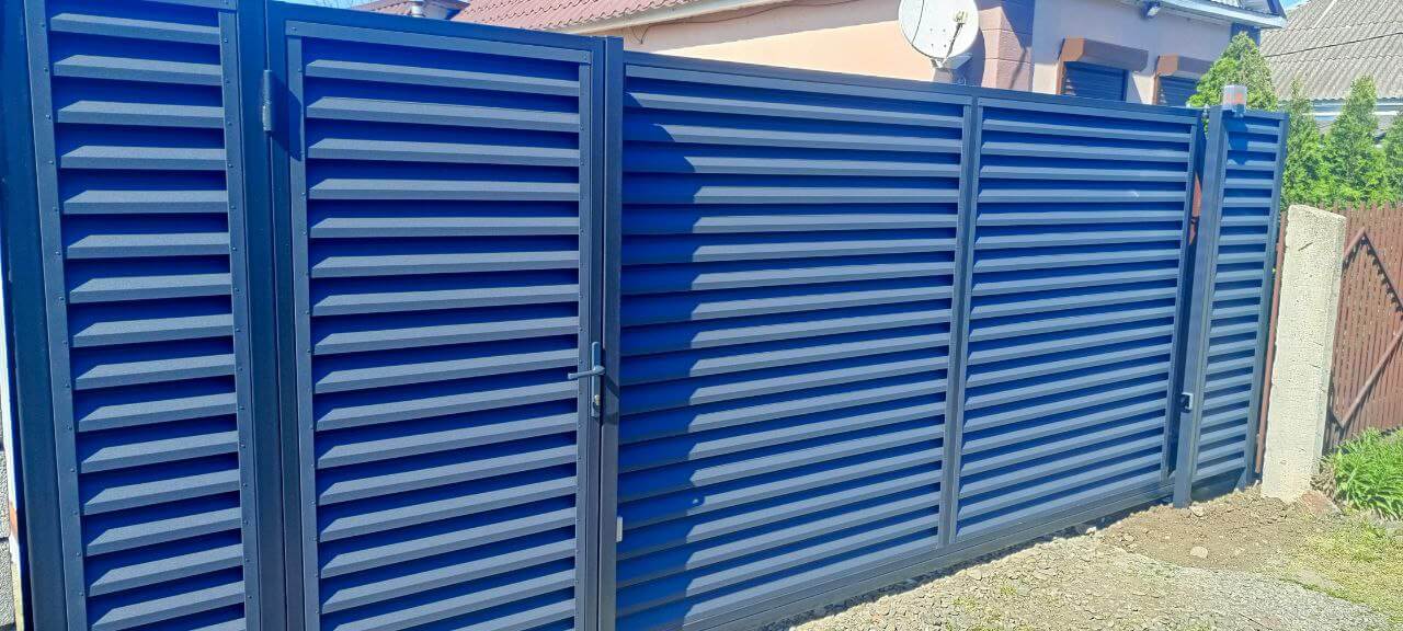 Забор-жалюзи из ламелей Еврожалюзи 53м RAL7024 Серый Графит МАТТЕ фото 10 в Кызыле